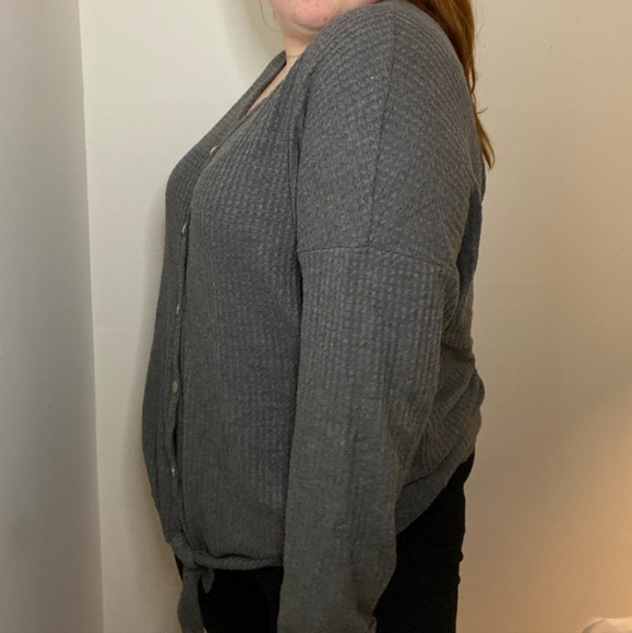 ✨️FINAL PRICE✨️Long sleeved Front Tie Top - Picture 3 of 8